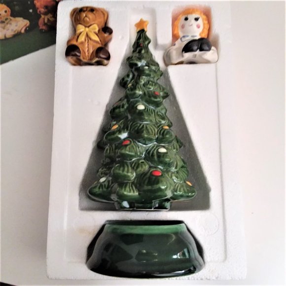 Christmas Hostess Set Merry Tree Ceramic Centerpiece Salt & Pepper Avon Box - Picture 3 of 10